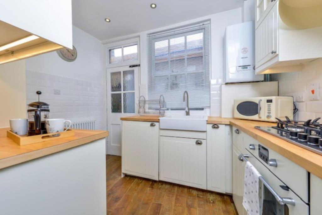 Victorian Townhouse - Stamford Centre - 2 Big Bedrooms, Living Room Kitchen Etc Tastefully Decorated エクステリア 写真