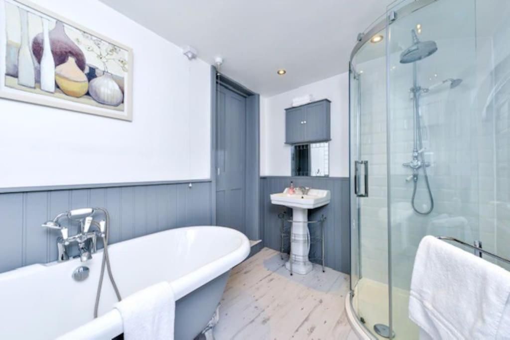 Victorian Townhouse - Stamford Centre - 2 Big Bedrooms, Living Room Kitchen Etc Tastefully Decorated エクステリア 写真