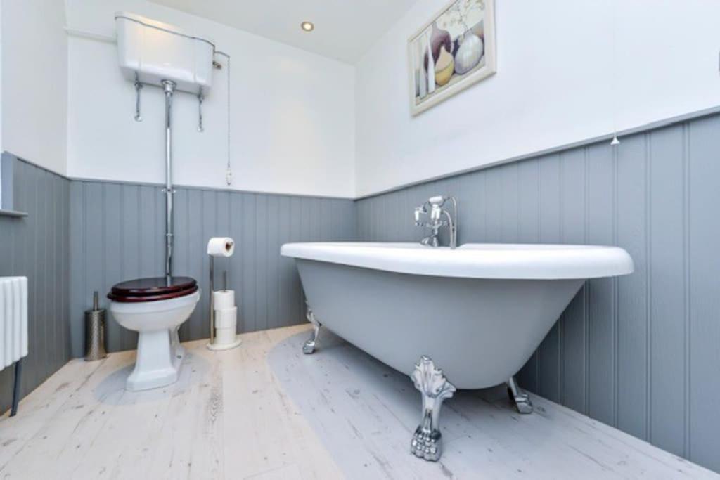 Victorian Townhouse - Stamford Centre - 2 Big Bedrooms, Living Room Kitchen Etc Tastefully Decorated エクステリア 写真